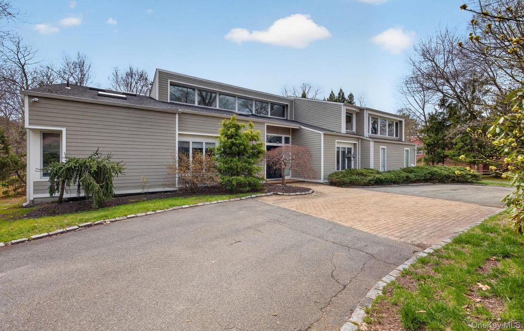 Photo of 18 Windemere Way, Woodbury, NY 11797 (MLS # 987944)