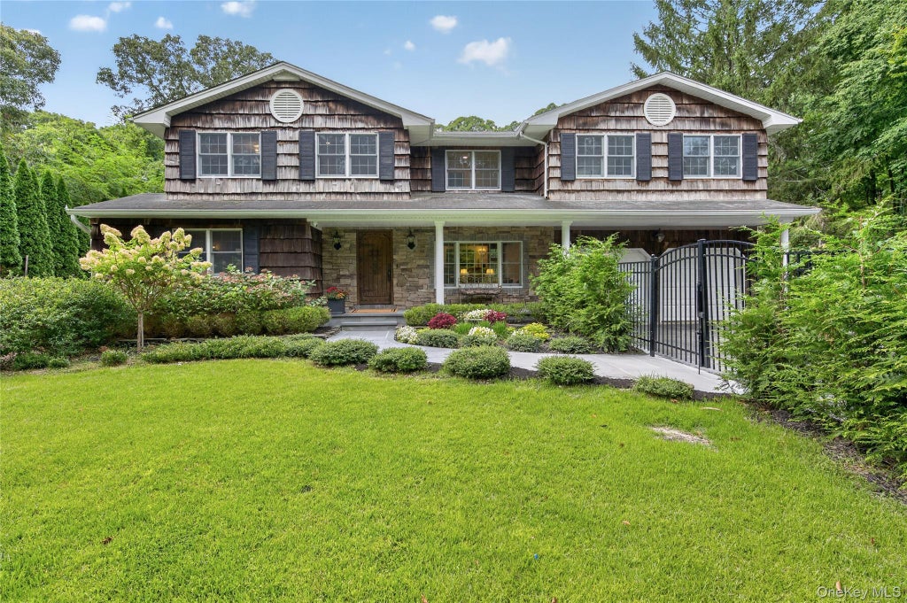 Photo of 4 Salt Hay Way, Smithtown, NY 11787 (MLS # 1050030)