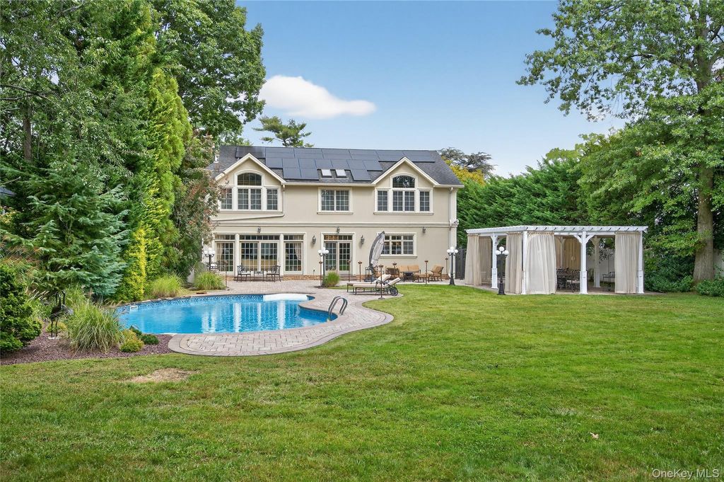 Photo of 211 Hillturn Lane, Roslyn Heights, NY 11577 (MLS # 985038)