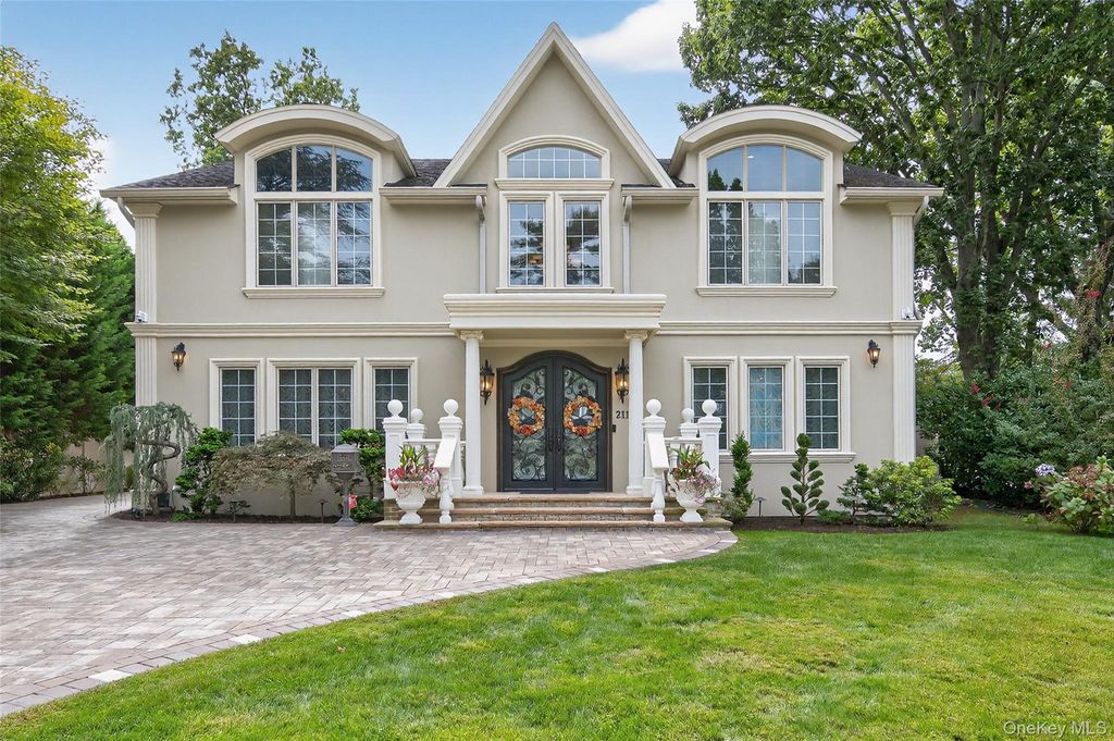 Photo of 211 Hillturn Lane, Roslyn Heights, NY 11577 (MLS # 985038)