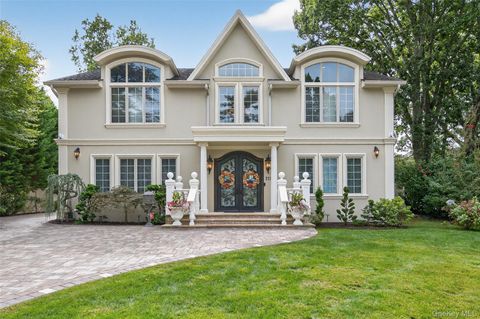 Photo of 211 Hillturn Lane, Roslyn Heights, NY 11577 (MLS # 985038)