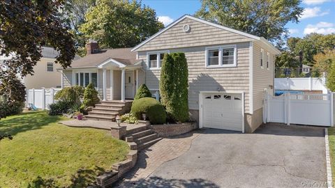 Photo of 21 Eleanor Road, Plainview, NY 11803 (MLS # 928174) Photo of 21 Eleanor Road, Plainview, NY 11803 (MLS # 928174)