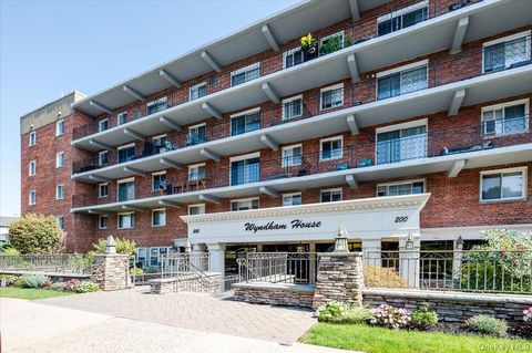 Photo of 200 Atlantic Avenue #330, Lynbrook, NY 11563 (MLS # 908831)