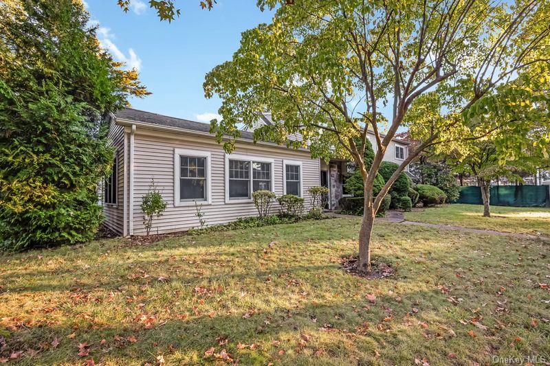 Photo of 19 Strawberry Lane, Roslyn Heights, NY 11577 (MLS # 1063024)