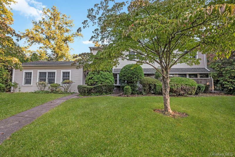Photo of 19 Strawberry Lane, Roslyn Heights, NY 11577 (MLS # 1063024)