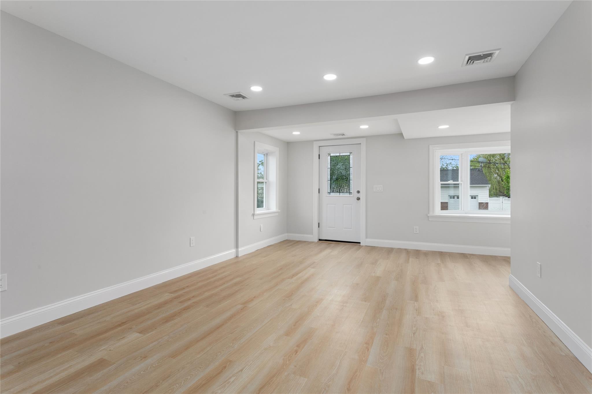 208 W Alhambra Avenue, Lindenhurst, New York image 7