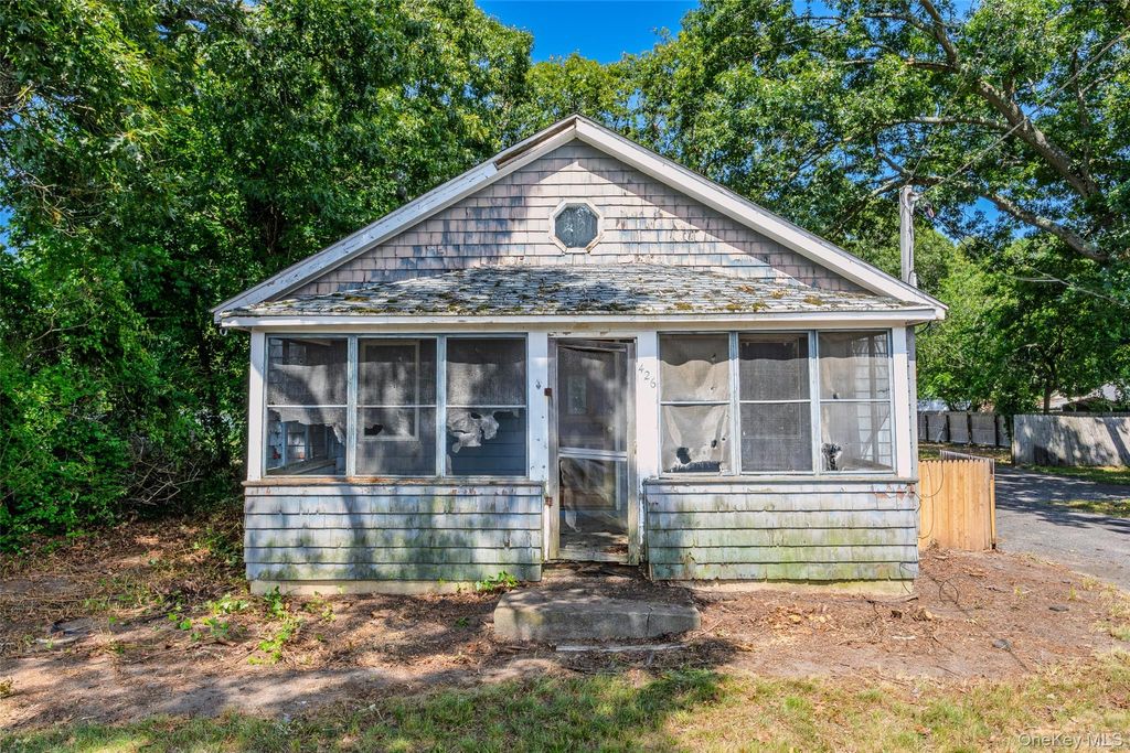 Photo of 426 Riverleigh Avenue, Riverside, NY 11901 (MLS # 1027089)