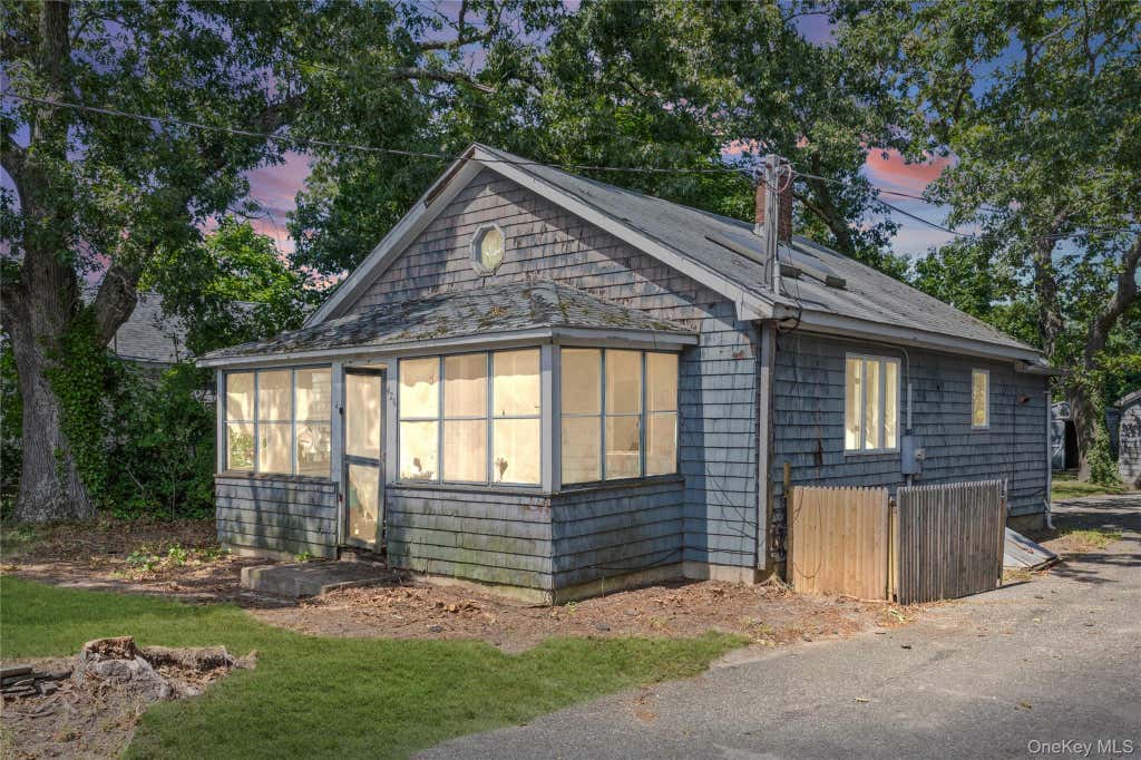 Photo of 426 Riverleigh Avenue, Riverside, NY 11901 (MLS # 1027089)