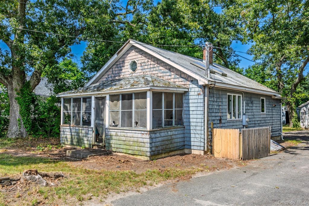 Photo of 426 Riverleigh Avenue, Riverside, NY 11901 (MLS # 1027089)
