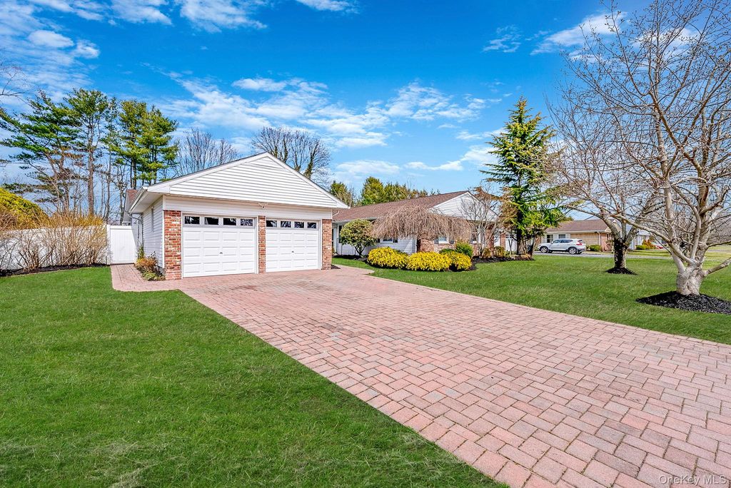 Photo of 16 Manchester Lane, Stony Brook, NY 11790 (MLS # 977527)