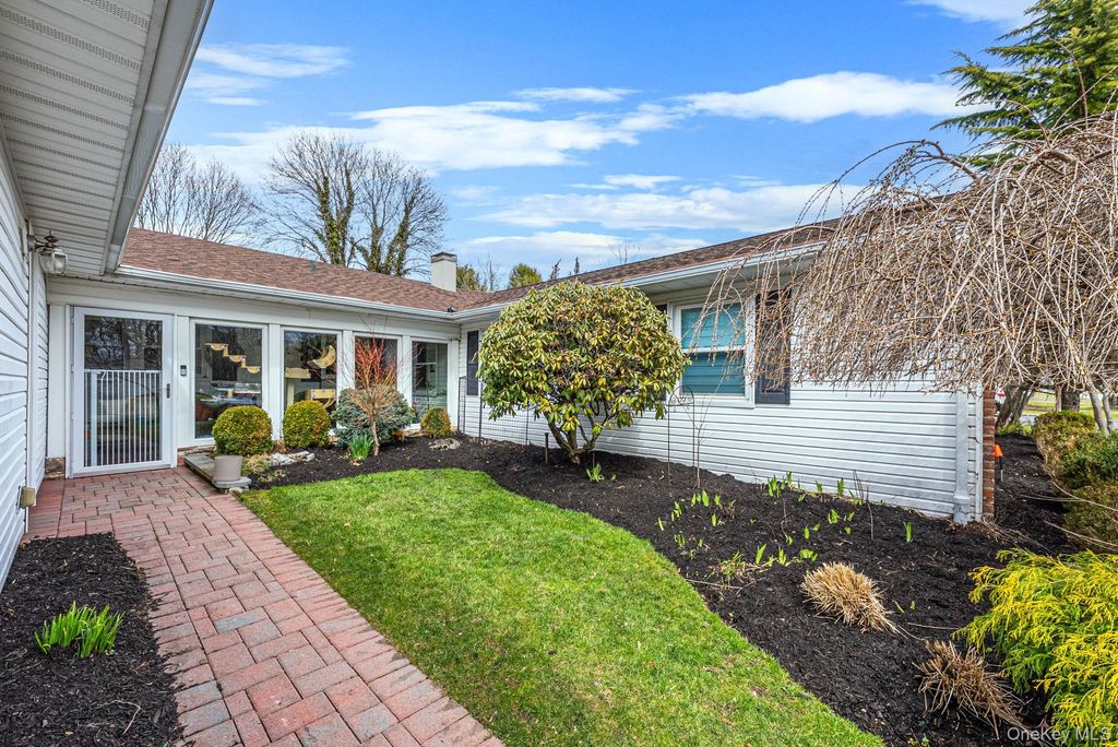 Photo of 16 Manchester Lane, Stony Brook, NY 11790 (MLS # 977527)