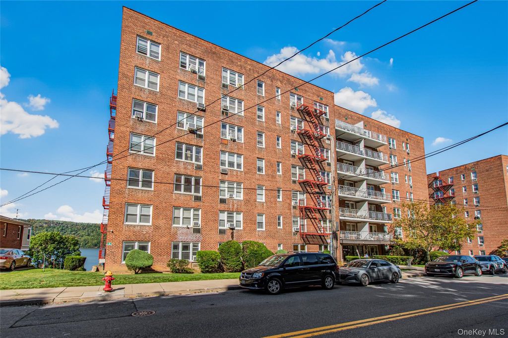 Photo of 679 Warburton Avenue #2R, Yonkers, NY 10701 (MLS # 980539)