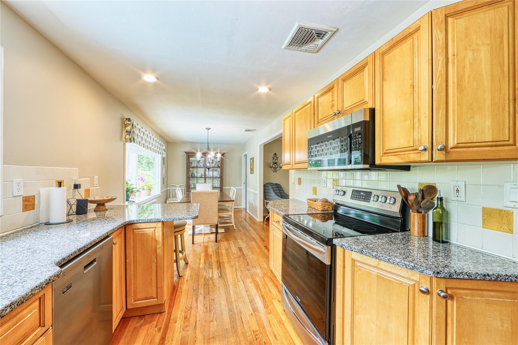 36 Oriole Way, Dix Hills, New York image 9