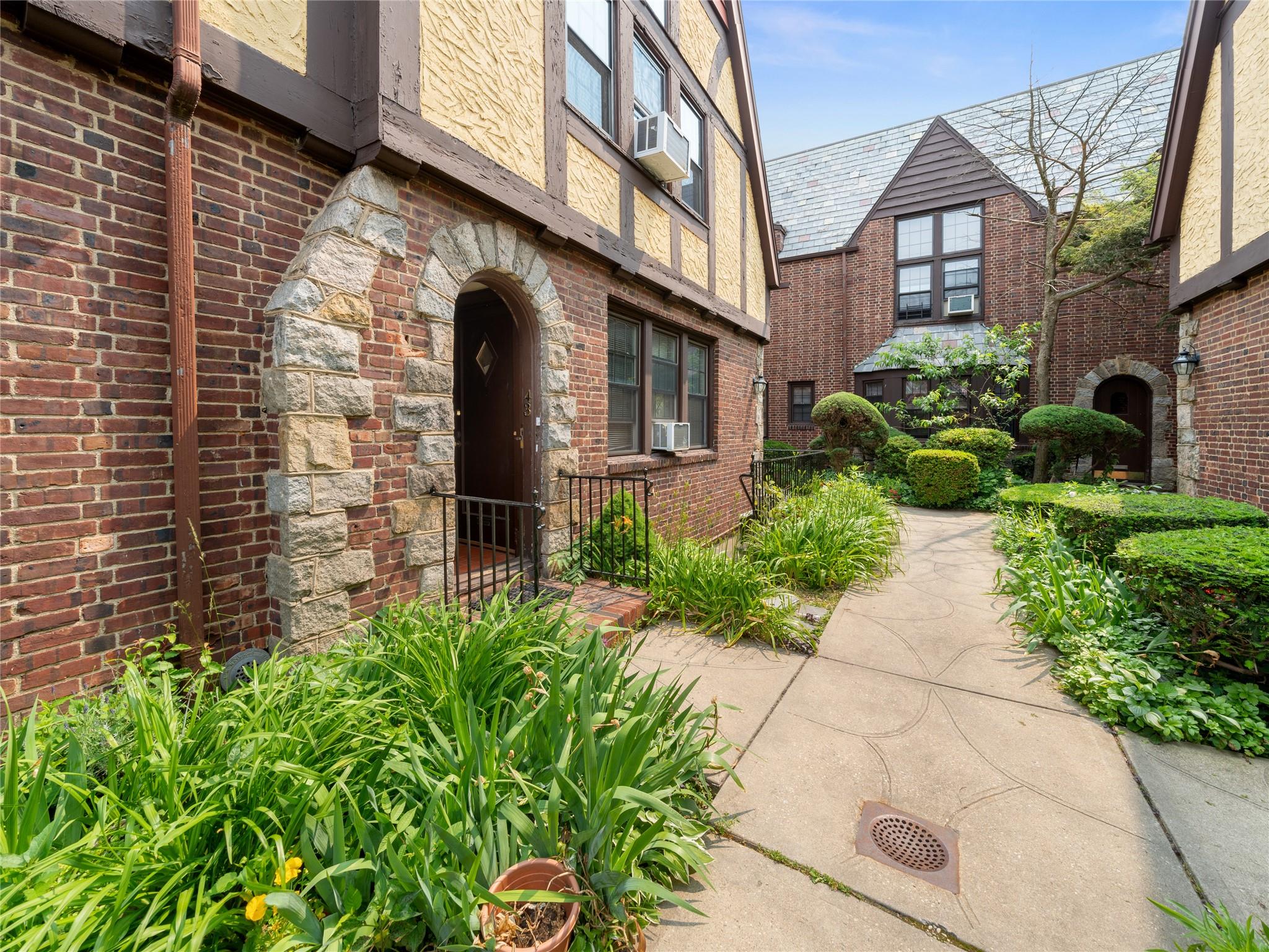 Property for Sale at 167th Street St 4, Flushing, Queens, NY - Bedrooms: 2 
Bathrooms: 2 
Rooms: 6  - $474,999