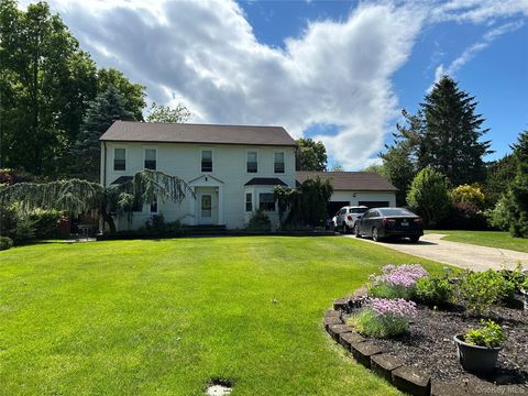 Photo of 15 Fairfields Court, Huntington Station, NY 11746 (MLS # 1025698)
