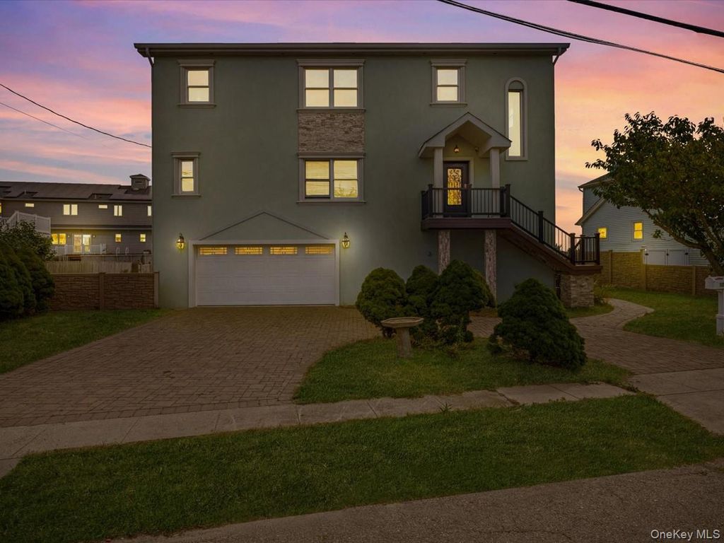 Photo of 125 S Bay Drive, Babylon, NY 11702 (MLS # 975402)