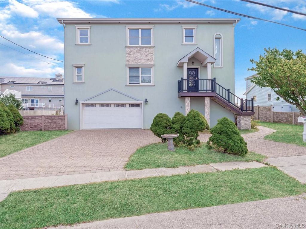 Photo of 125 S Bay Drive, Babylon, NY 11702 (MLS # 975402)