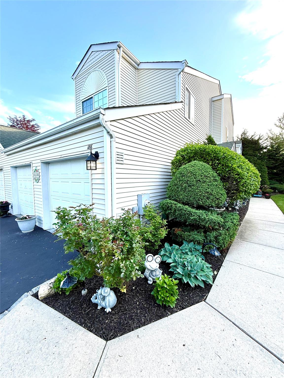Property for Sale at Gothic Circle, Manorville, Hamptons, NY - Bedrooms: 3 
Bathrooms: 3  - $599,000