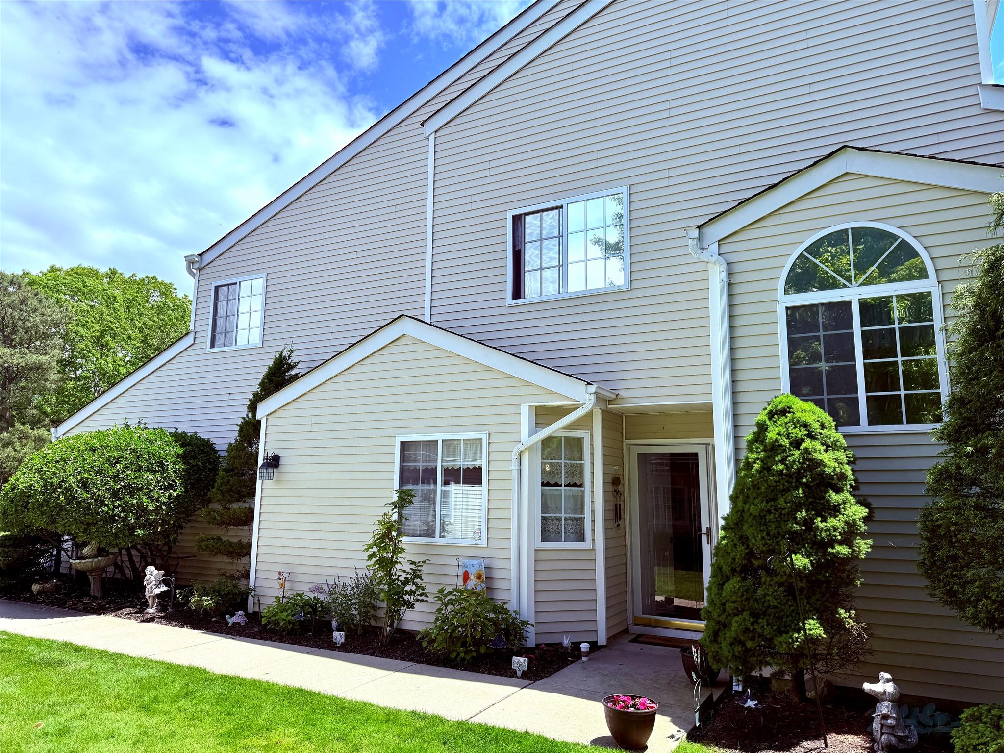 Gothic Circle, Manorville, Hamptons, NY - 3 Bedrooms  
3 Bathrooms - 