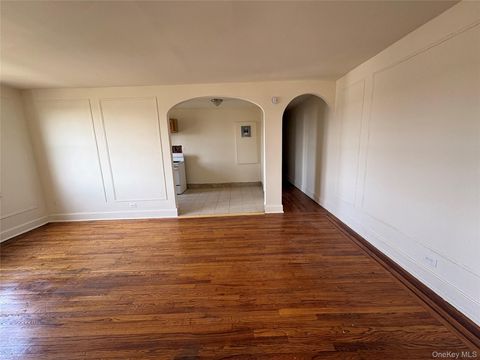 Photo of 30 Locust Hill Avenue #7L, Yonkers, NY 10701 (MLS # 989483)