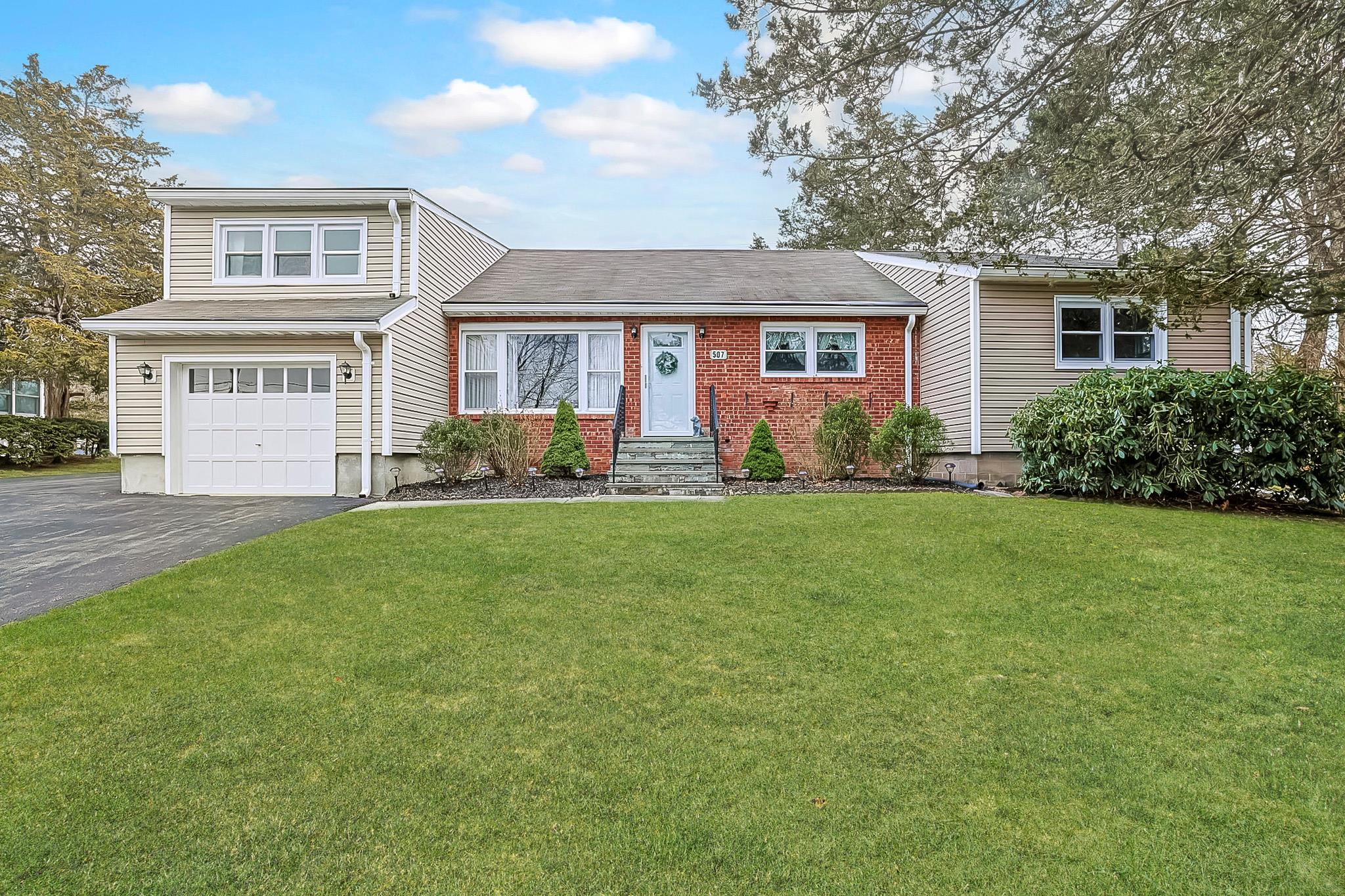 Mountain View Avenue, Hurley, New York - 4 Bedrooms  
2 Bathrooms  
6 Rooms - 