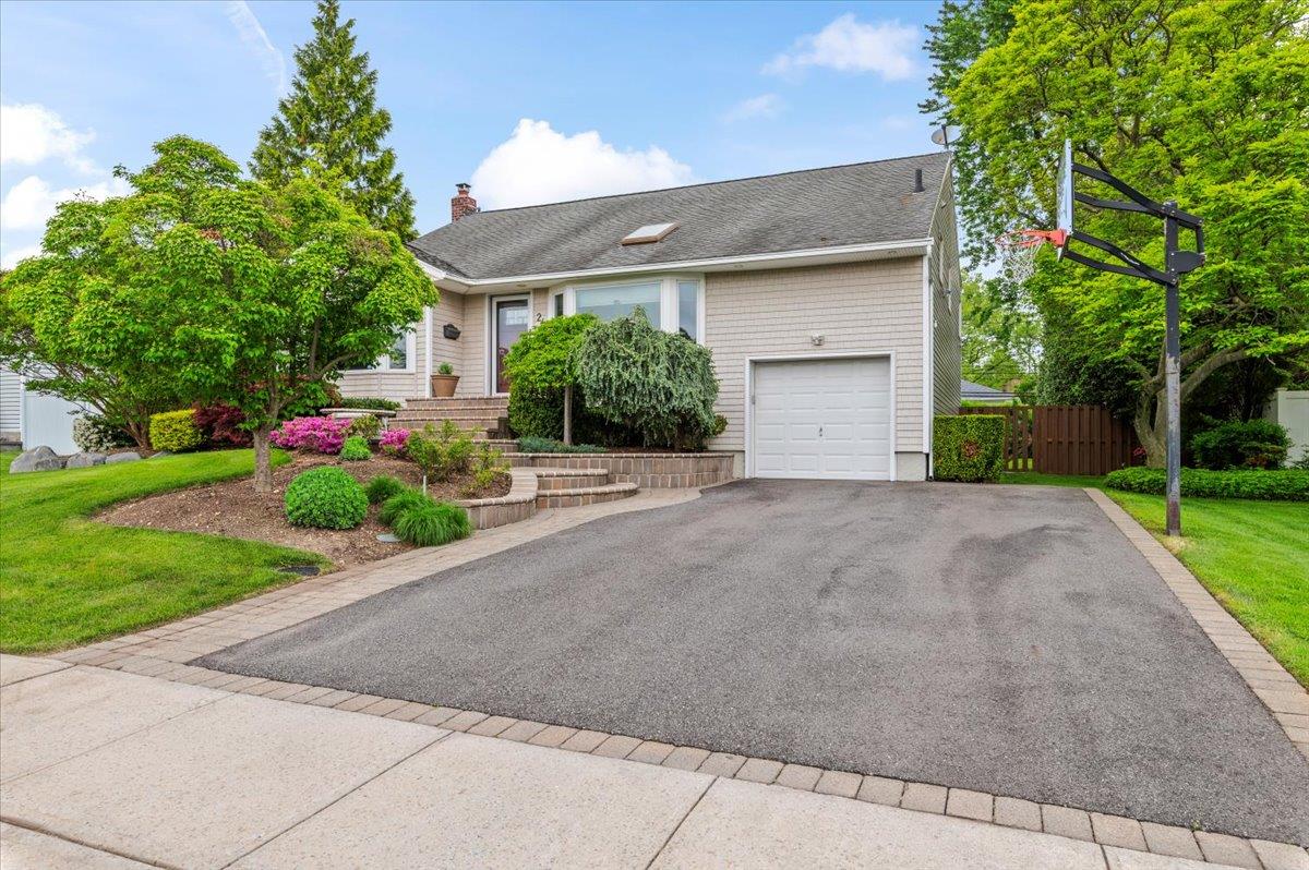 26 Tioga Drive, Jericho, New York image 2