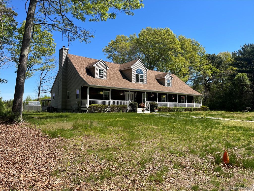 Photo of 5 Easterly Court, Manorville, NY 11949 (MLS # 1001792)