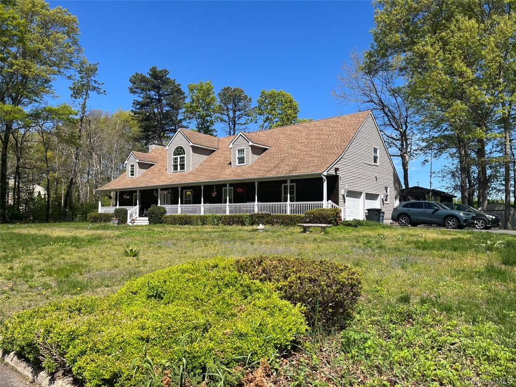 Photo of 5 Easterly Court, Manorville, NY 11949 (MLS # 1001792)