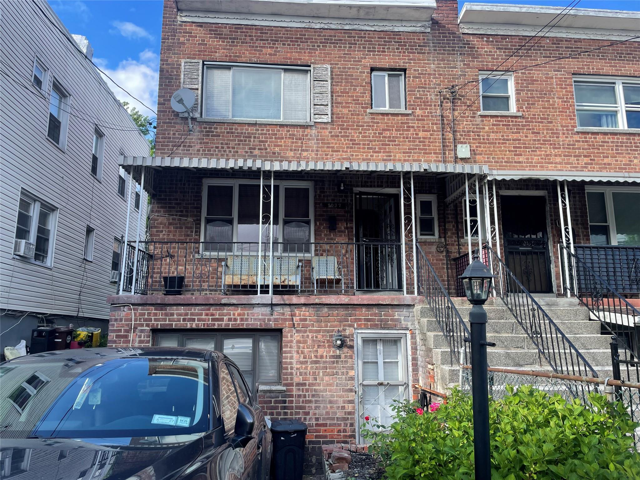 E 214th Street, Bronx, New York - 3 Bedrooms  
3 Bathrooms  
3 Rooms - 