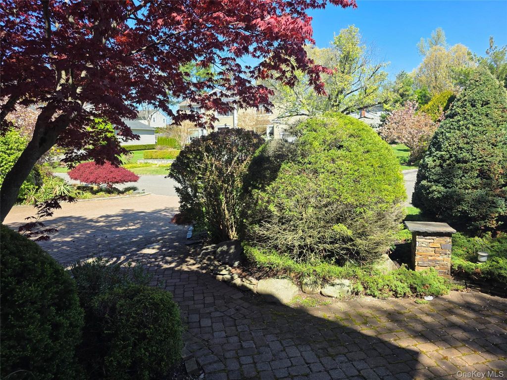 Photo of 78 Woods Drive, Roslyn, NY 11576 (MLS # 993167)