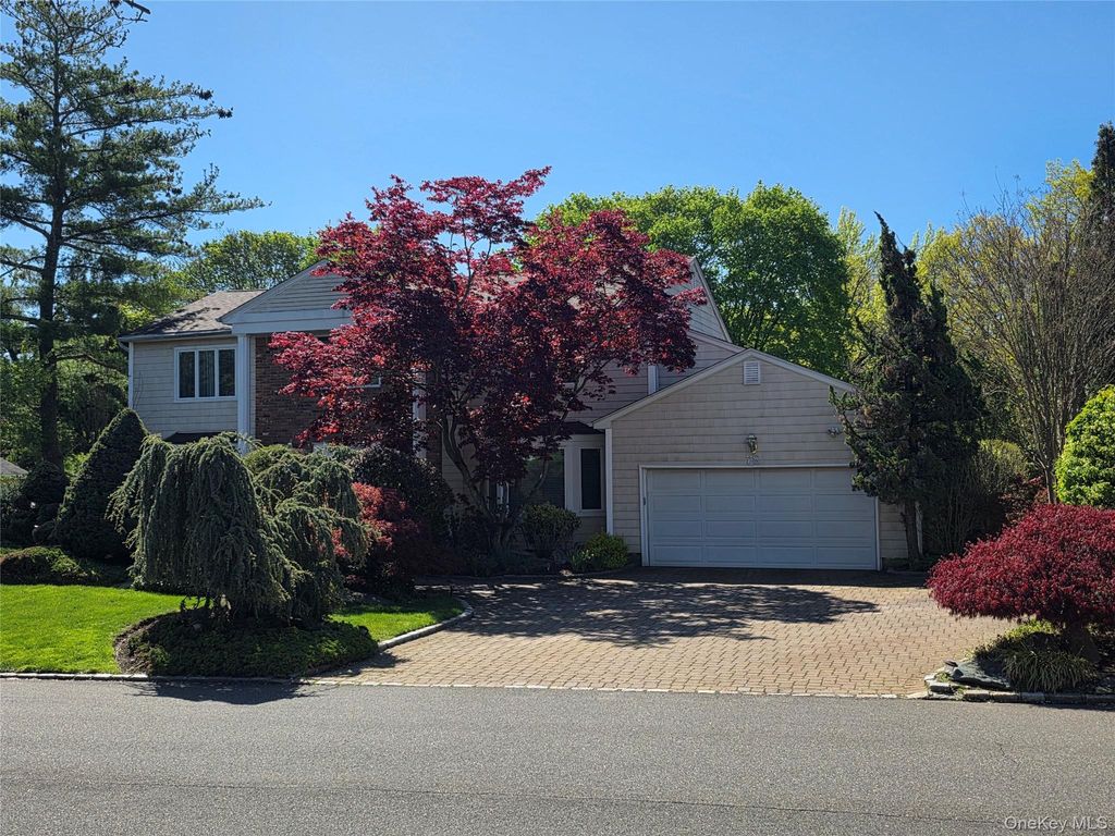 Photo of 78 Woods Drive, Roslyn, NY 11576 (MLS # 993167)
