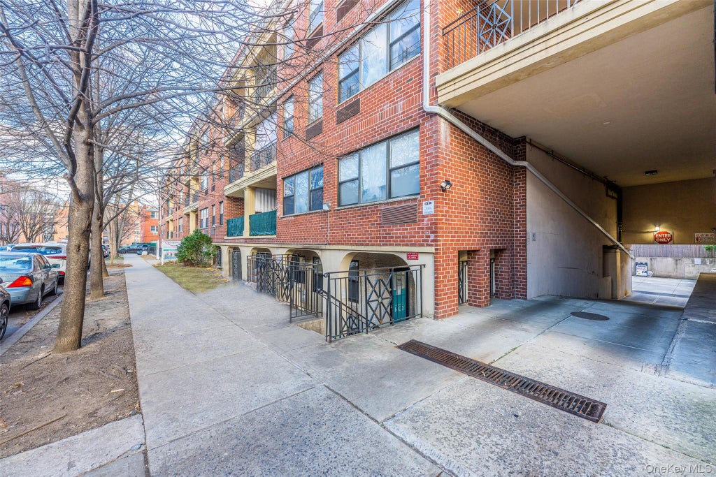 Photo of 71-19 162 Street #3D, Fresh Meadows, NY 11365 (MLS # 1027656)