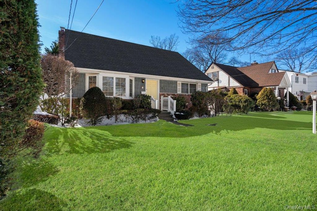 Photo of 91 Drake Street, Malverne, NY 11565 (MLS # 960430)