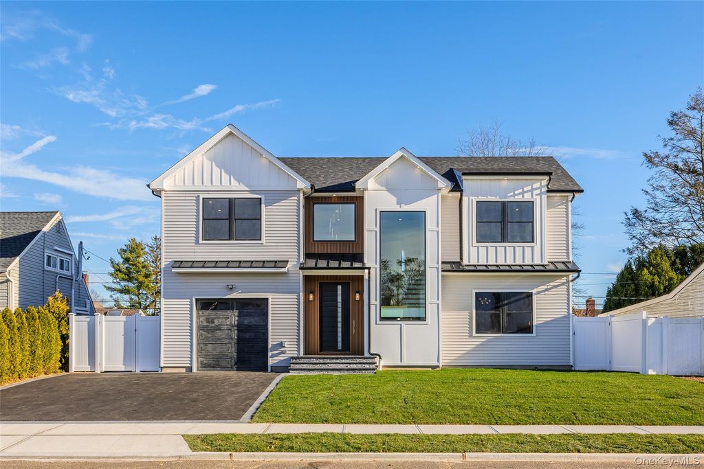 Photo of 12 Friends Lane Ln, Westbury, NY 11590 (MLS # 941935)