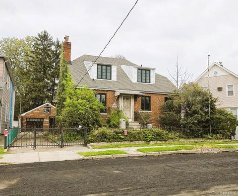 Photo of 3231 Waterbury Avenue, Bronx, NY 10465 (MLS # 989283)