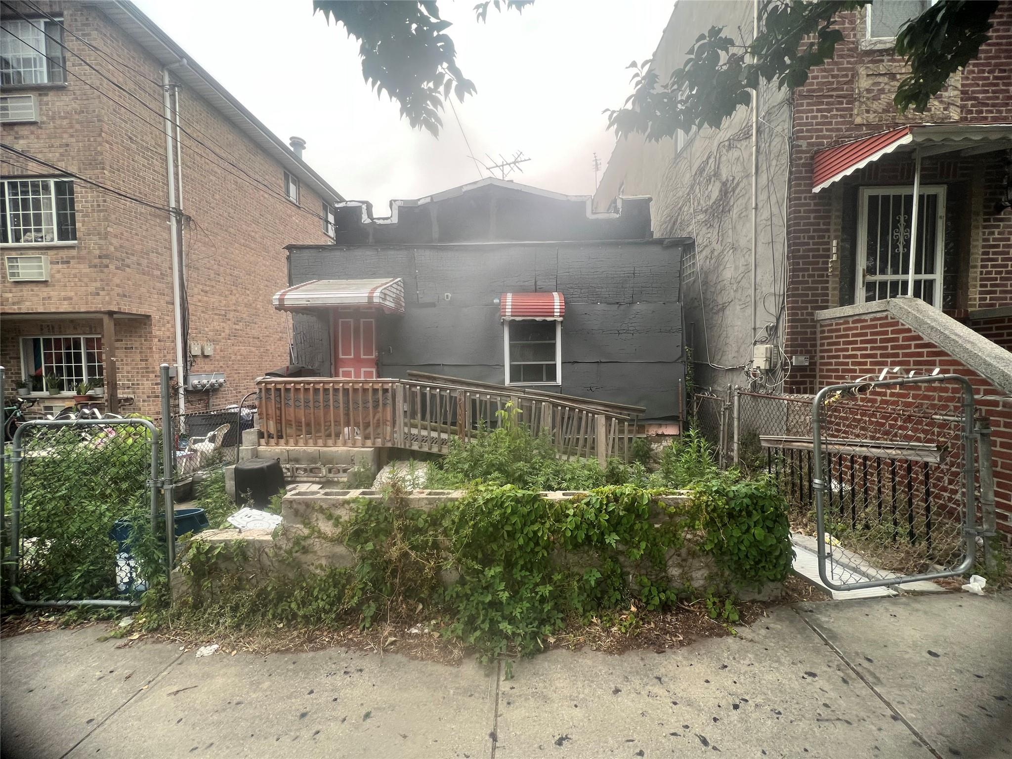 E 212 Street, Bronx, New York - 2 Bedrooms  
1 Bathrooms  
4 Rooms - 