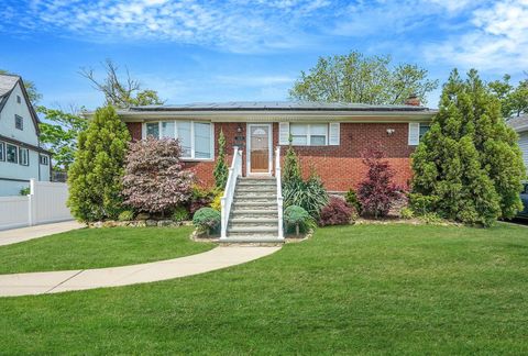 Photo of 123 Baker Court, Island Park, NY 11558 (MLS # 885035)