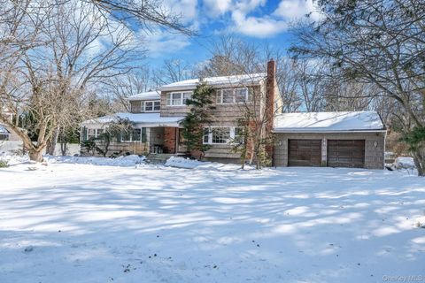 Photo of 140 Seaman Neck Road, Dix Hills, NY 11746 (MLS # 959154)