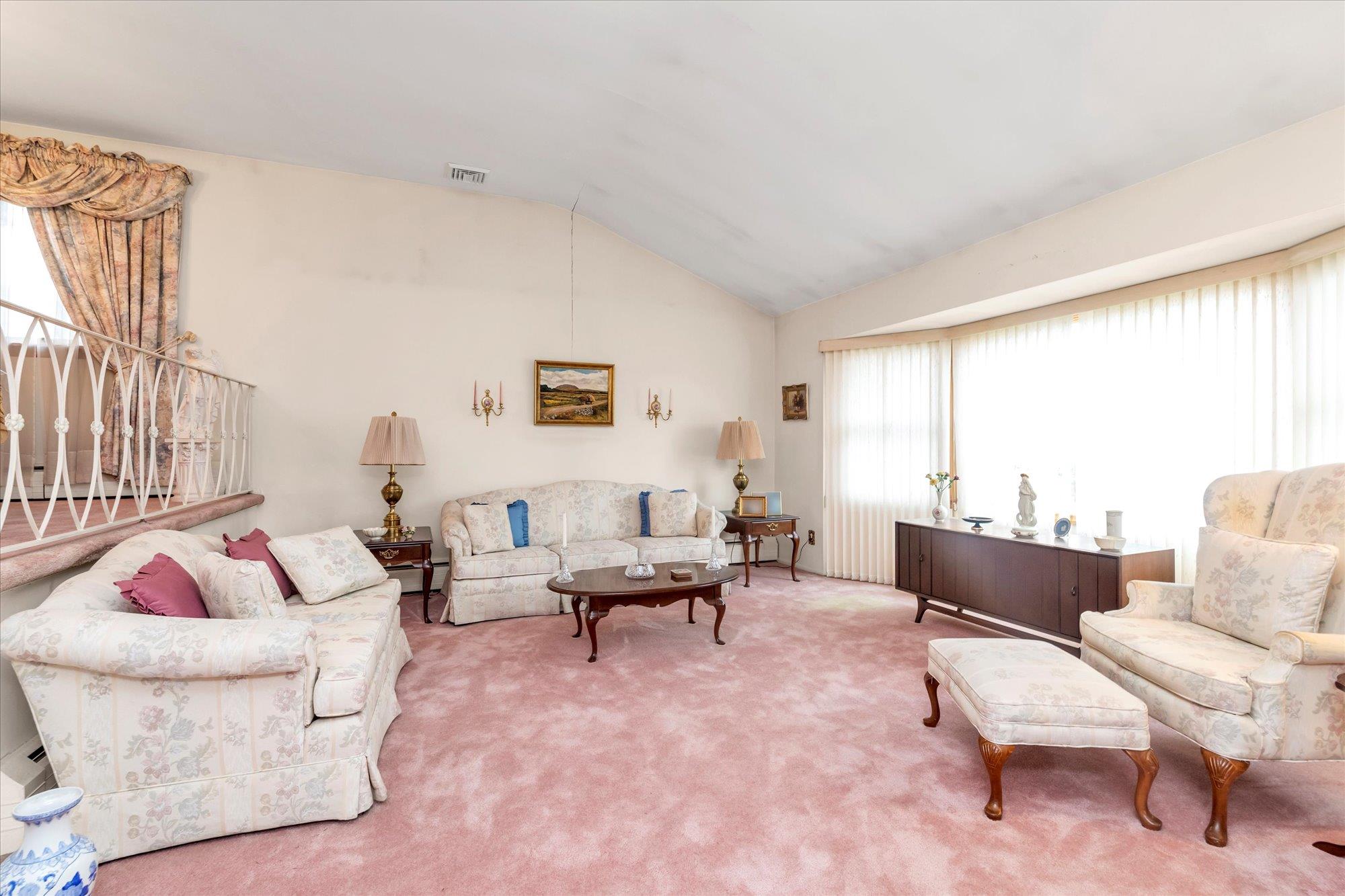 2199 Clover Court, East Meadow, New York image 2