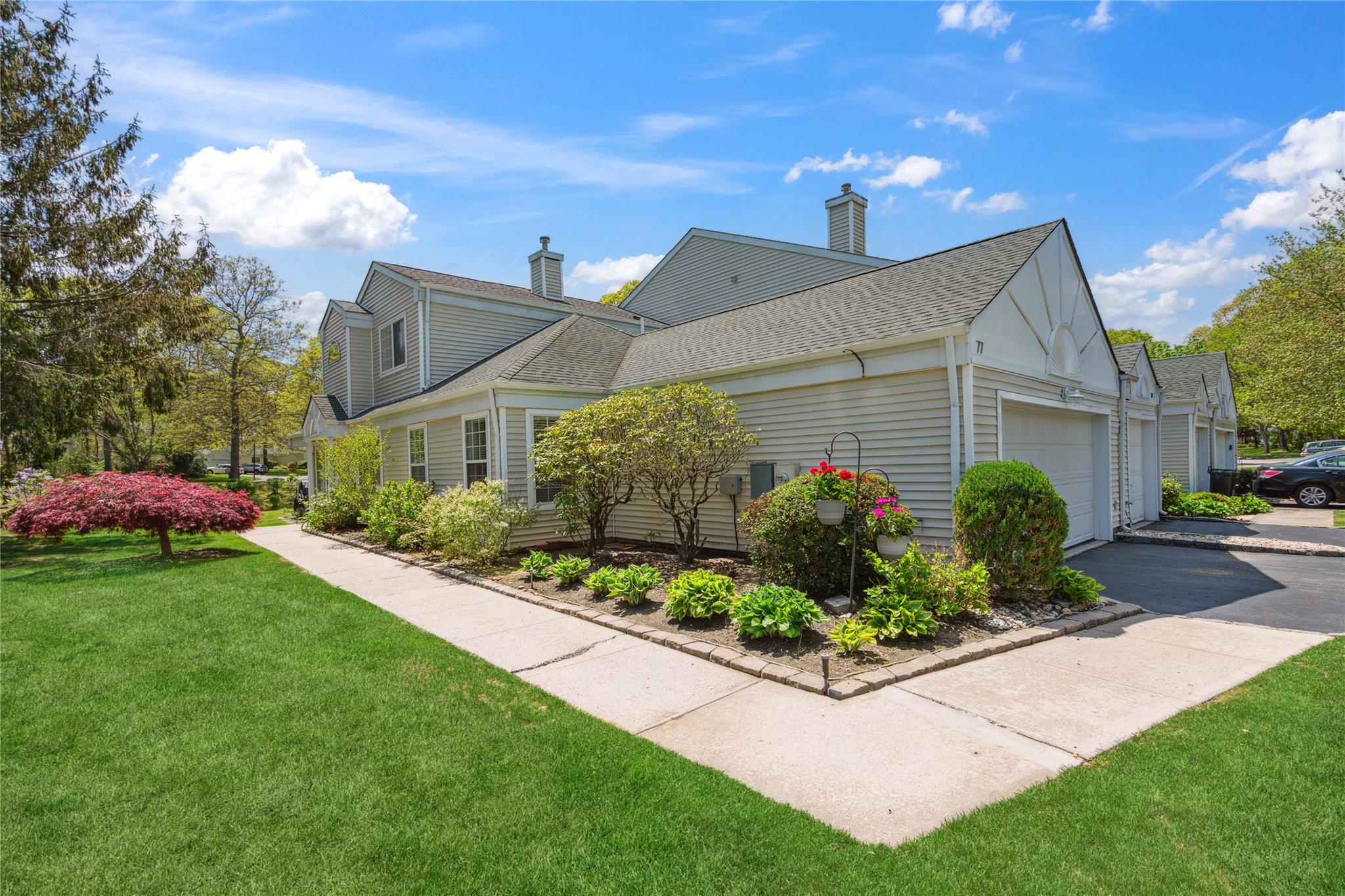 Fox Court, Manorville, Hamptons, NY - 3 Bedrooms  
3 Bathrooms - 