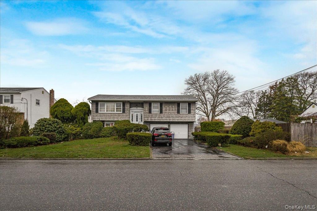 Photo of 286 W 13th Street, Deer Park, NY 11729 (MLS # 987410)