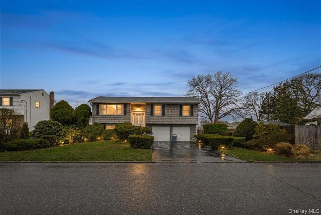 Photo of 286 W 13th Street, Deer Park, NY 11729 (MLS # 987410)