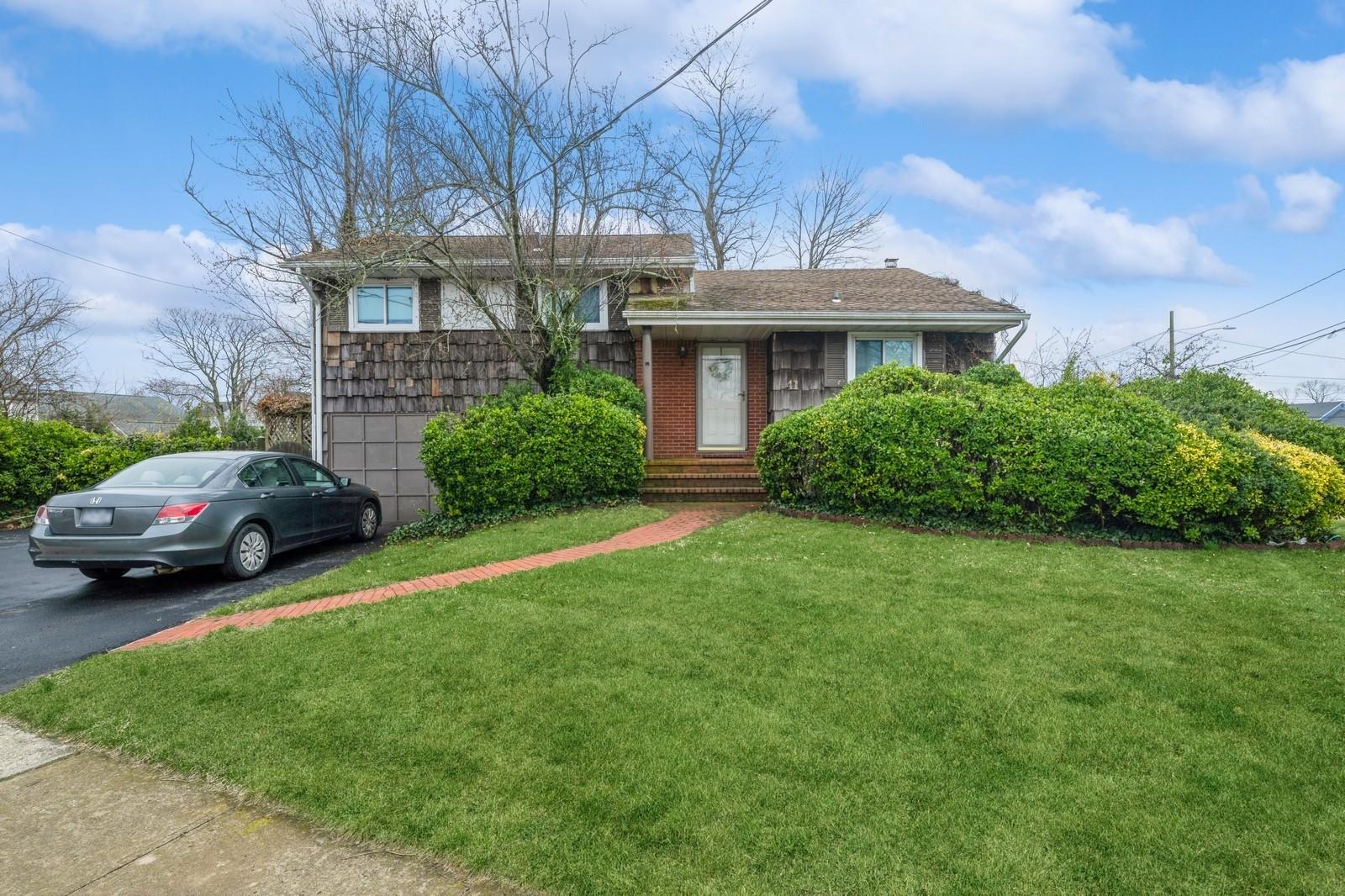 41 Bayview Place, Massapequa, New York image 1