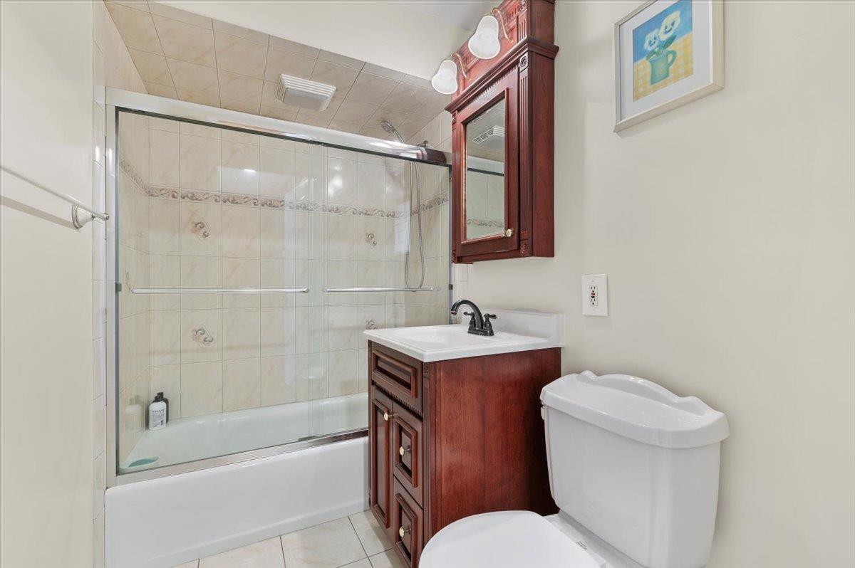 25 Castle Lane, Levittown, New York image 14