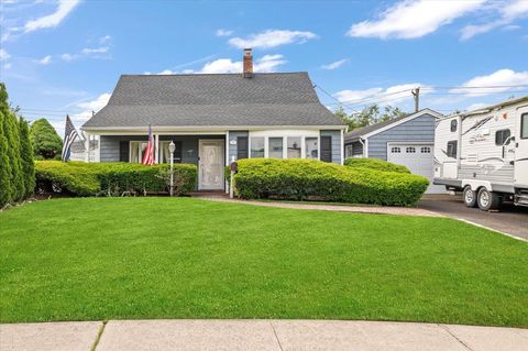 25 Castle Lane Levittown NY 11756