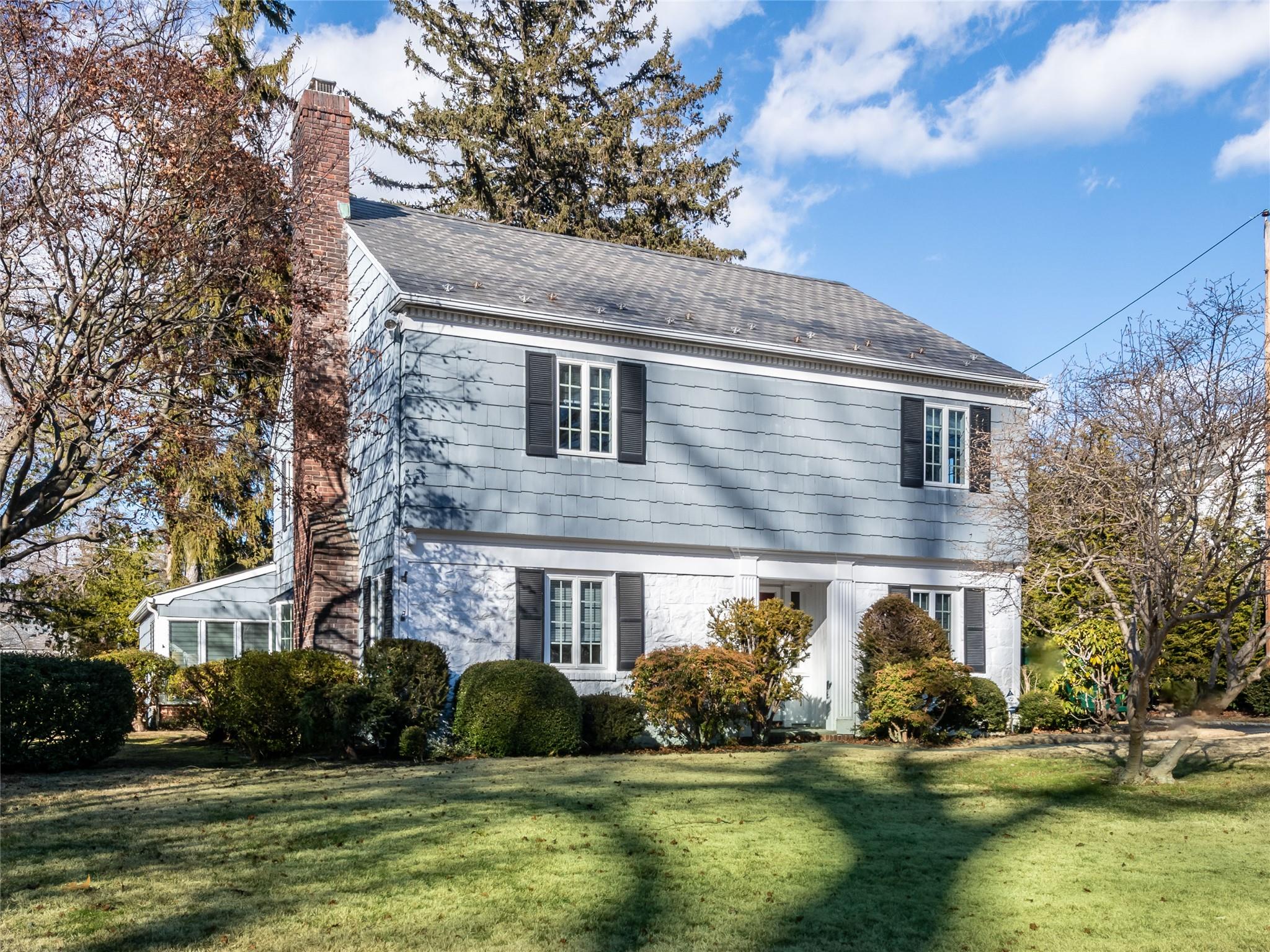 55 Parkwoods Road, Manhasset, New York image 1