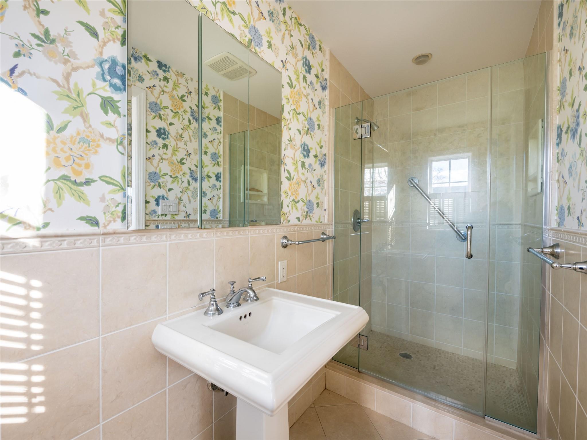 55 Parkwoods Road, Manhasset, New York image 19