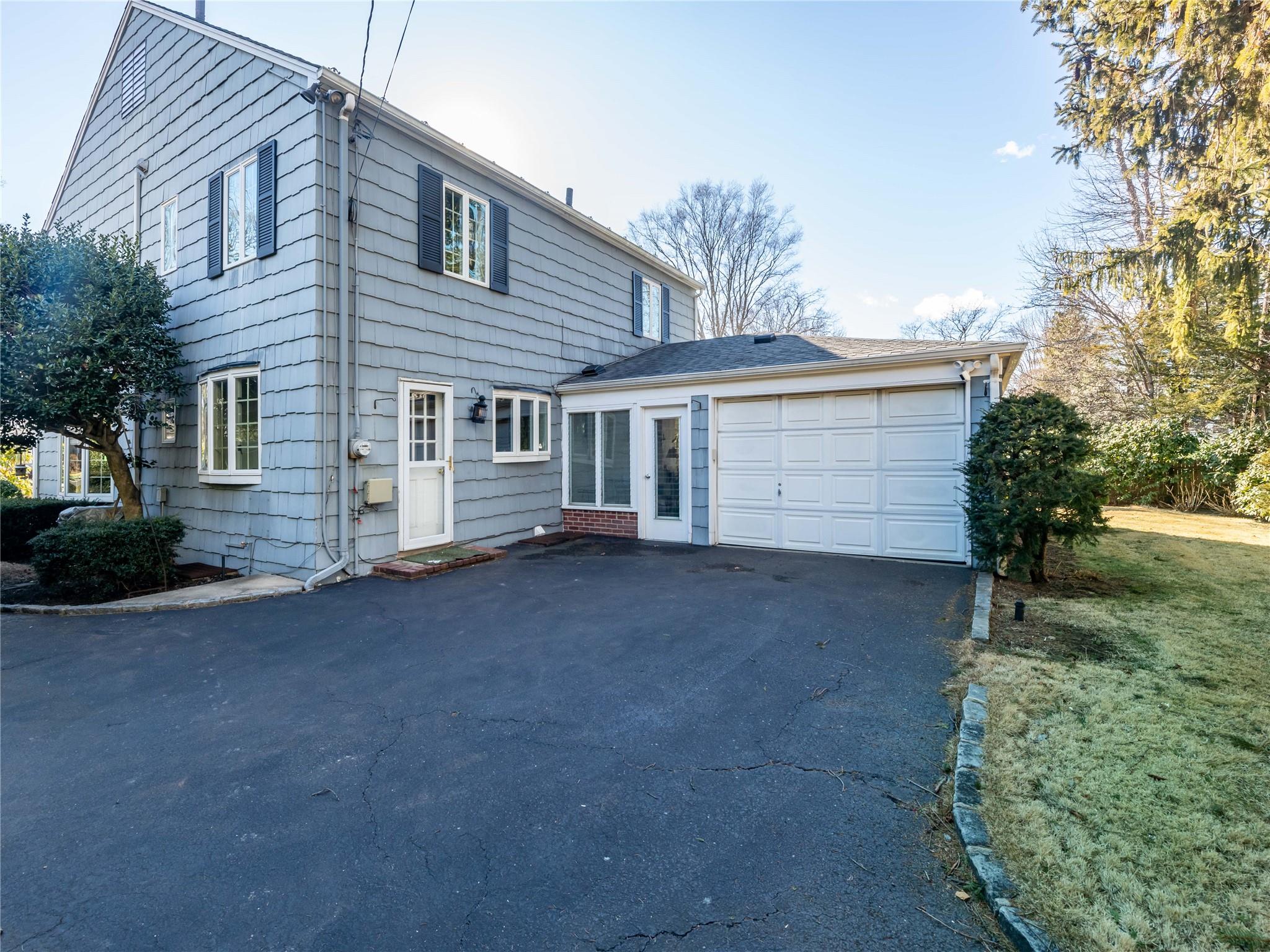 55 Parkwoods Road, Manhasset, New York image 22
