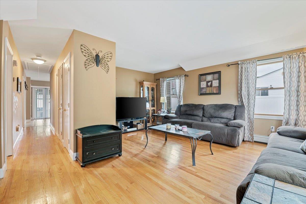 12 Midwood Place, Farmingville, New York image 5