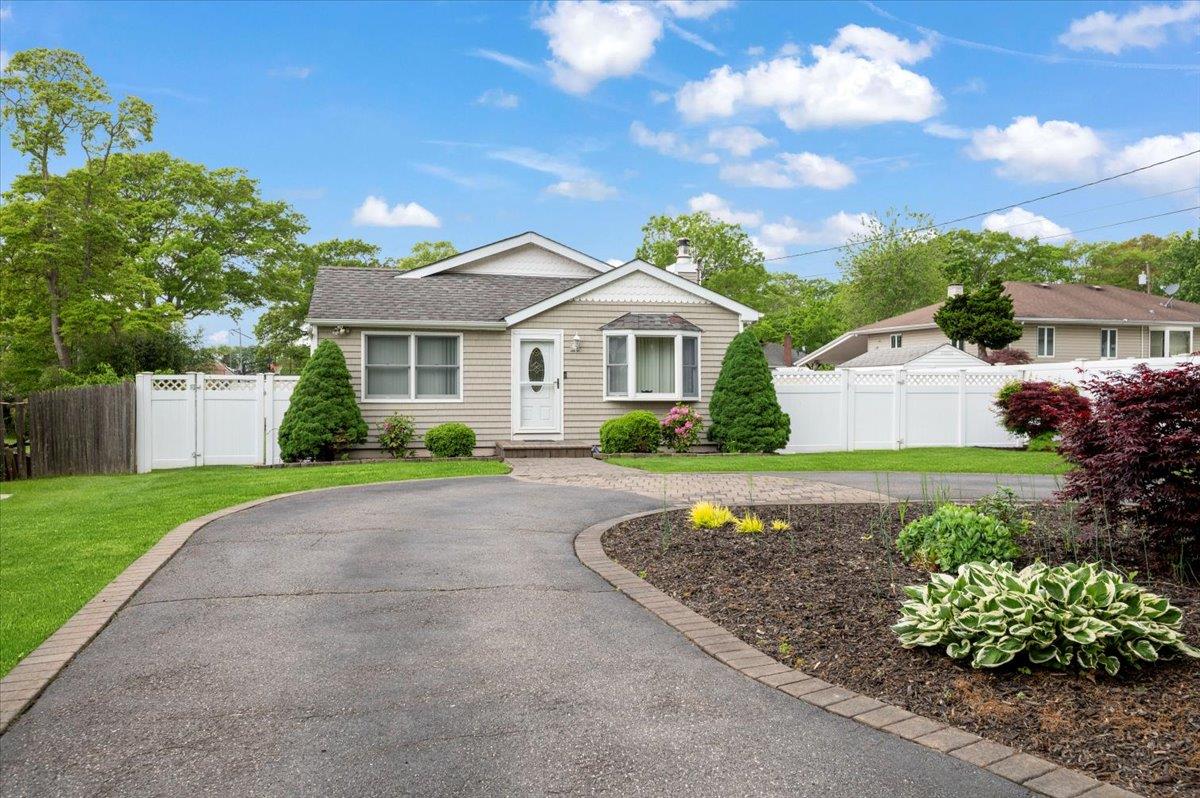 12 Midwood Place, Farmingville, New York image 1